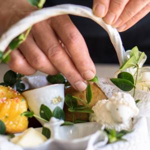 Jak samemu poświęcić koszyczek wielkanocny? Czy w Wielką Sobotę można iść do kościoła? Czy będzie święcenie pokarmów? 