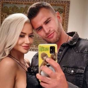 "Love Island". Kuba Galica pokazał zdjęcia z sesji ślubnej. Jest też Josie! Wybrali oryginalne stroje [ZDJECIA]