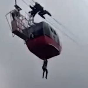 Awaria kolejki linowej. Mężczyzna schodził po linie z wysokości 300 metrów! [WIDEO]