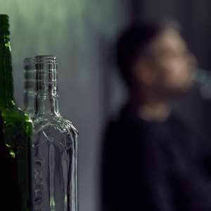 28-latek miał niemal 7 promili alkoholu we krwi. "Po prostu upadł"