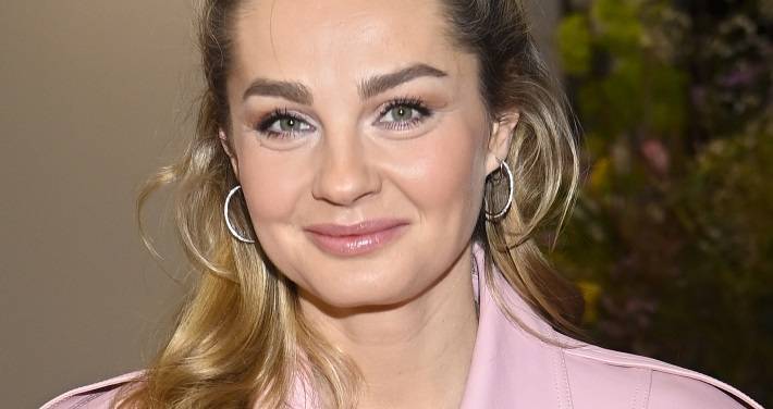 Małgorzata Socha z dziećmi na jarmarku bożonarodzeniowym. Twarze pociech aktorki są w pełni widoczne [ZDJĘCIA]