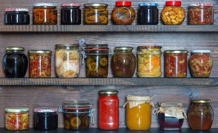 Stare słoiki z przetworami – gdzie je wyrzucić? Polacy wciąż nie znają tej zasady!, fot. Shutterstock
