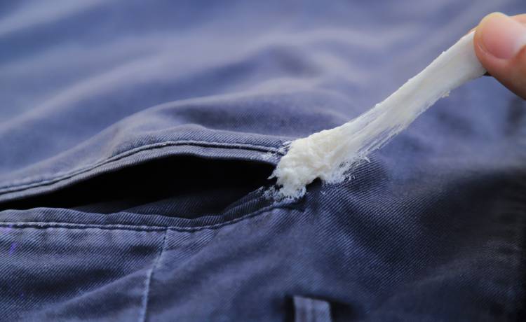 Co zrobić, gdy guma do żucia przyklei się do ubrania? Fot. shutterstock.com 