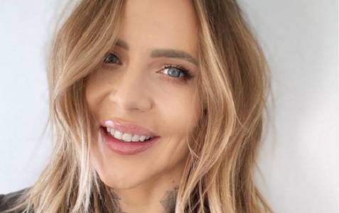 Maja Sablewska eksponuje pośladki w skąpym stroju. Prześwitująca bluzka odsłoniła jej tatuaże