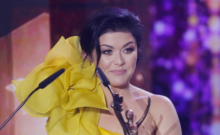 Katarzyna Cichopek "przyłapana" na planie "M jak miłość". Aktorka pokazała zdjęcie sprzed prawie 20 lat! 