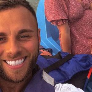 Chris z "Hotelu Paradise" został ojcem! Pokazał zdjęcia z ukochaną i dzieckiem. Znamy płeć i imię [FOTO]