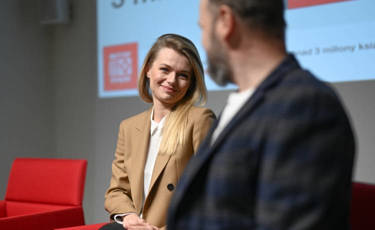 Emilia Komarnicka skąpana w kroplach deszczu... Zmysłowy kadr z ukochanym robi wrażenie! "Ależ piękne zdjęcie..."