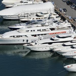 Namierzono olbrzymi jacht zacumowany w Toskanii. To luksusowa łódź Putina? [FOTO]                