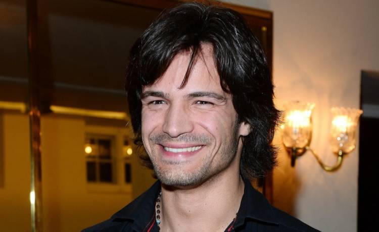 To w nim lata temu kochały się Polki! Teraz czaruje je swoim głosem. Czym dziś zajmuje się Mikołaj Krawczyk?