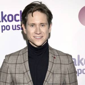 "Zakochani po uszy": Premiera pierwszego odcinka nowego serialu już dziś! Kiedy i gdzie oglądać?                                              