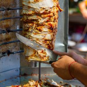 "Nienajedzony" klient od miesięcy żądał darmowych kebabów. Trafił do aresztu  