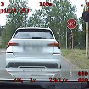 Gdy tylko ruszyła, zatrzymali ją policjanci. Dostała wysoki mandat [WIDEO]