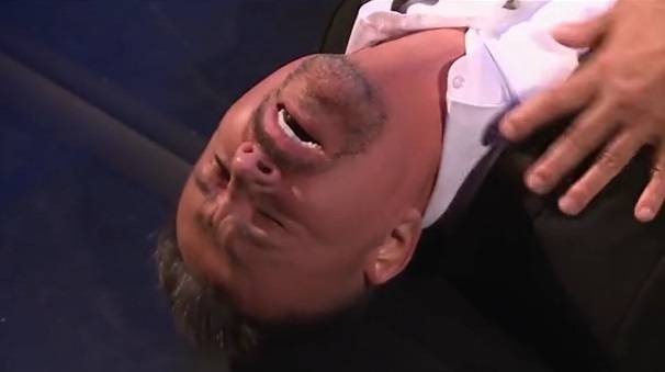 Krzysztof Ibisz chwycił się za gardło i przewrócił się przed kamerami. Co się stało? [WIDEO]