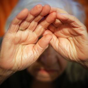 Krakowianka przez balkon wyrzuciła oszczędności życia. Powód daje do myślenia