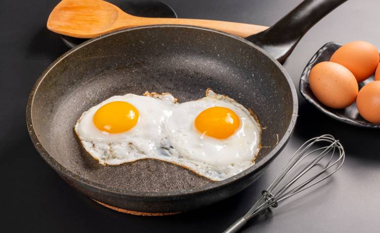 Dodaj te dwa składniki do jajek sadzonych. Efekt cię zaskoczy, fot. Shutterstock