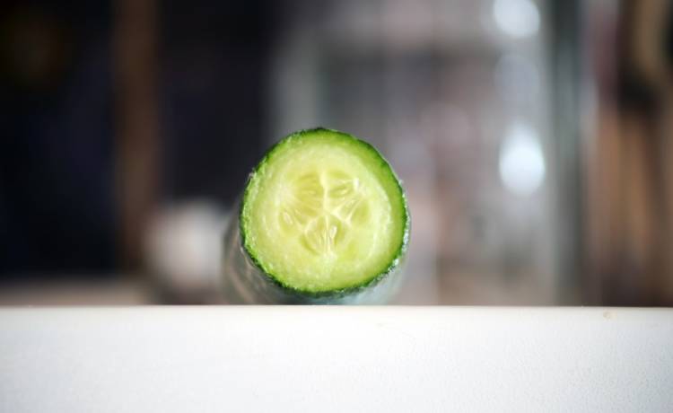 Dlaczego tylko niektóre ogórki szklarniowe są pakowane w folię? To ciekawe rozwiązanie! 