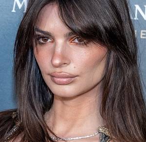 Emily Ratajkowski zbulwersowała fanów. "Sukienka wygląda na tak ciasną, że samo patrzenie na nią sprawia mi ból w klatce piersiowej" [FOTO]