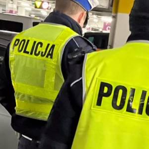 Nagi 29-latek pod popularnym sklepem... Niecodzienna interwencja policjantów