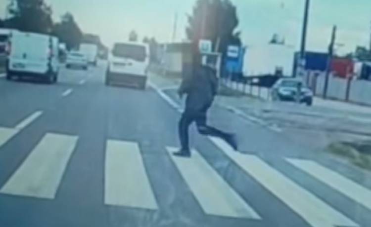 Nagranie ku przestrodze. Mężczyzna wyprzedzał na przejściu dla pieszych i omal nie wjechał w 17-latka [WIDEO]