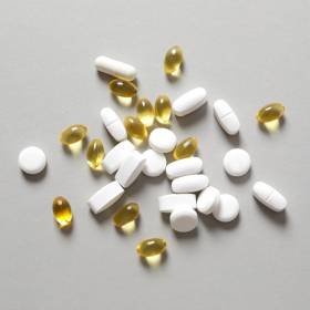 Pomagają na serce i kości, wspierają zdrowie psychiczne. Czy witaminę i D można brać razem?