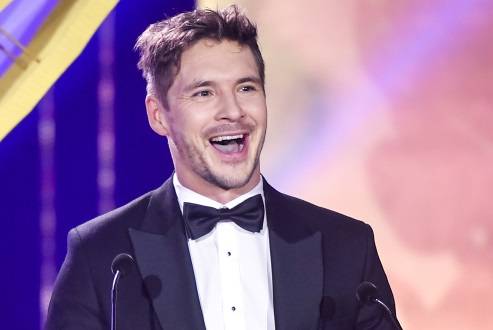 Mikołaj Roznerski w prześwitujących "galotach" rozśmiesza fanki. "Klasse" [WIDEO]