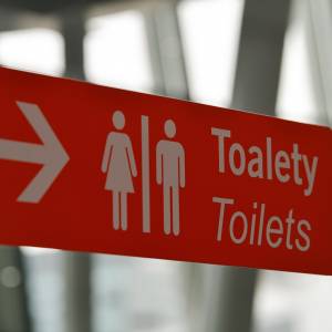 Jej telefon komórkowy wpadł do toalety. Gdy próbowała go wyciągnąć, zakleszczyła się w publicznej latrynie [FOTO]