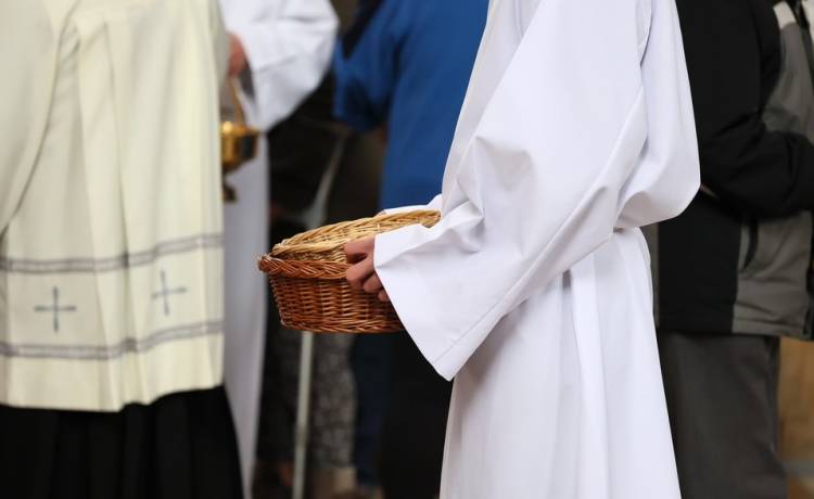 Wierni rezygnują z gotówki. Nowa era składania ofiar w kościele!, fot. Shutterstock