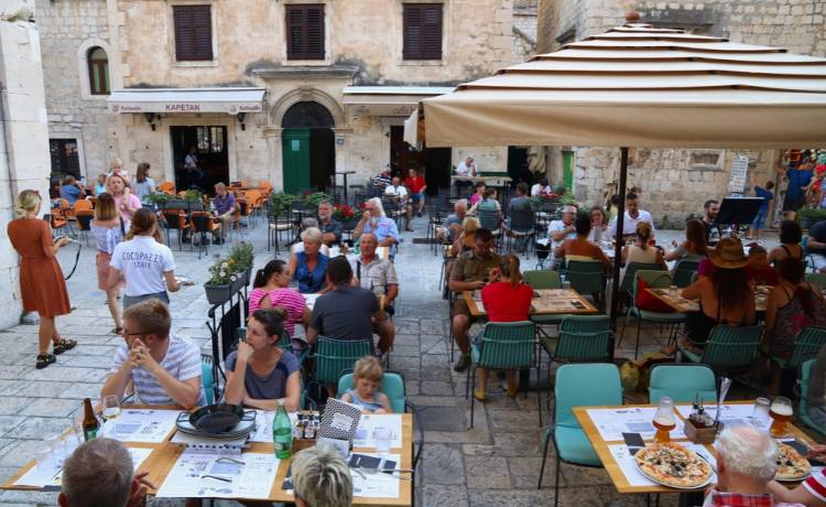 Szokujące zachowanie w restauracjach! Robisz to? Obsługa może cię wyprosić, fot. Shutterstock