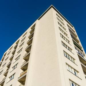 Przez balkon jednej z krakowskich seniorek wyleciała mała fortuna. Policjanci zainteresowali się powodem