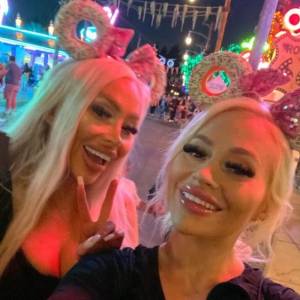 26-letnie bliźniaczki marzyły, by wyglądać jak ten sam model Barbie. Przeszły wiele operacji. Efekt? [FOTO]