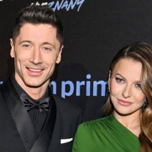 Robert Lewandowski pozuje z córkami. Z Anną nie ukrywają już ich twarzy [ZDJĘCIE]