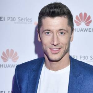 Robert Lewandowski z piękną brunetką. To jego siostra!
