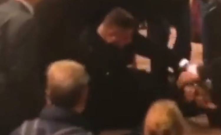 Groźny incydent przy trumnie brytyjskiej królowej. Interweniowała policja [WIDEO]