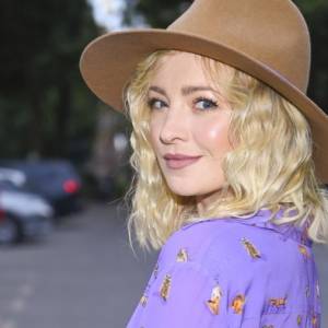 Barbara Kurdej-Szatan zaszalała z metamorfozą. Tak pozdrawiała z teatru. "Trudno panią rozpoznać" [ZDJĘCIE]