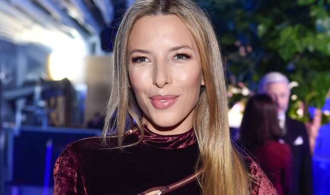 Ewa Chodakowska w samej bieliźnie. Pod gorącą fotografią tajemniczy opis: "Spełniam swoje największe marzenie"