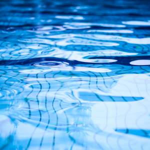 Wybiła zęby przy wejściu do basenu. Wszystko się nagrywało [WIDEO]