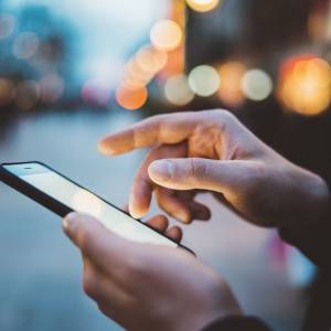 Pierwszy SMS został wysłany dokładnie 28 lat temu! Kto i dlaczego go wysłał? Jaka była jego treść? Sprawdź!