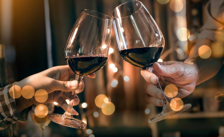 Dlaczego warto regularnie pić czerwone wino?