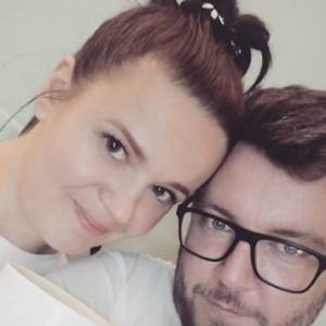 Agnieszka ze "Ślubu..." w grzywce i czarnych włosach! Wojtek podzielił się starą fotografią!