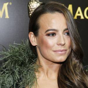 Anna Mucha uwodzicielsko ściąga sukienkę z piersi. „Świstak musiał nieźle zawijać” [ZDJĘCIE]