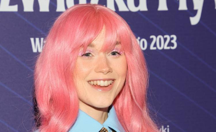 Bryska bez peruki jest nie do poznania. Tak wyglądają jej prawdziwe włosy! [ZDJĘCIA]