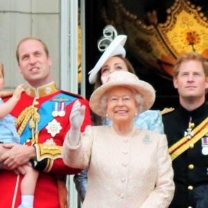 Królowa Elżbieta II wzbudziła niemały niepokój fanów. Nowe zdjęcie 95-letniej monarchini zmartwiło internautów! [FOTO]