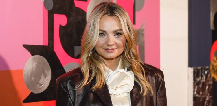 Małgorzata Socha w kreacji z głębokim dekoltem. Tak aktorka powitała wiosnę! [ZDJĘCIE]