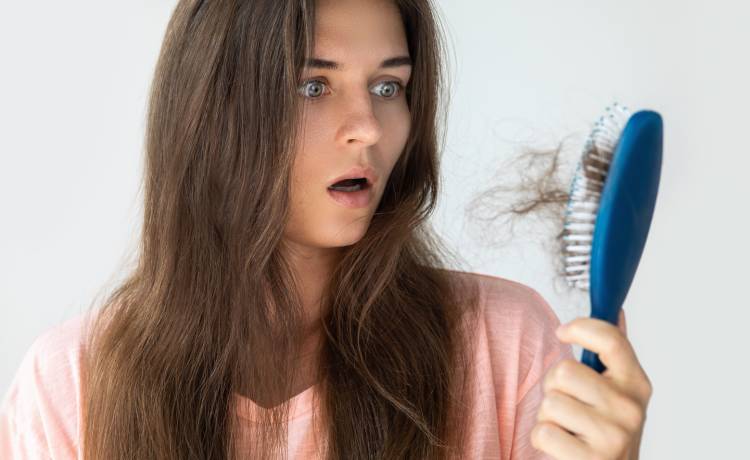 To dzieje się naprawdę! "Włosy wyłażą garściami". Musi tak być - "pocovidowy wyrok"?