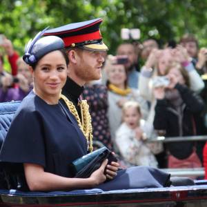 Harry i Meghan pokazali twarz Archiego. Internauci komentują: "Twarz mamy, włosy po tacie"