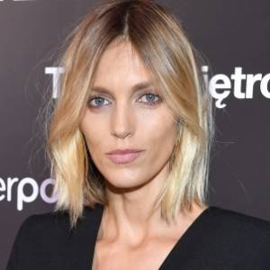 Anja Rubik zasłania nagie piersi ręką. Odważny kadr modelki obiegł sieć