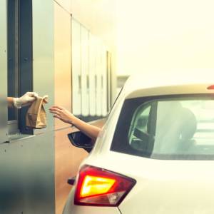 Zasnął podczas oczekiwania na zamówienie z restauracji. Stracił prawo jazdy