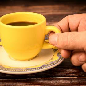 Marzysz o intensywnym espresso, ale nie masz w domu ekspresu? Oto 4 metody, by je zrobić