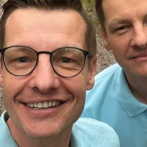 Marcin Mroczek pokazał zaskakujące zdjęcie z planu "M jak miłość"! "Trzeci brat wpadł w odwiedziny"