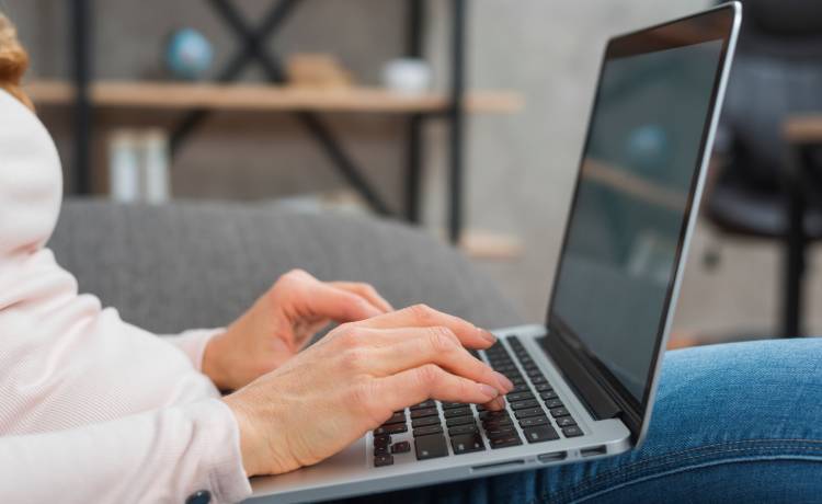 MacBook Air 13 – lekki, wydajny i stylowy. Czy to idealny laptop na co dzień?